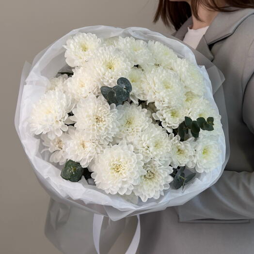 Букет из 5 кустовых хризантем с эвкалиптом