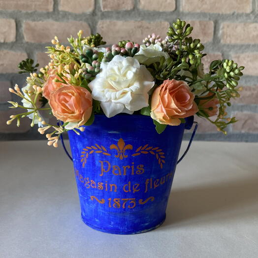 Искусственные цветы для декора в металлическом ведре синий винтаж