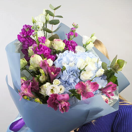Bouquet of matthiola and hydrangea