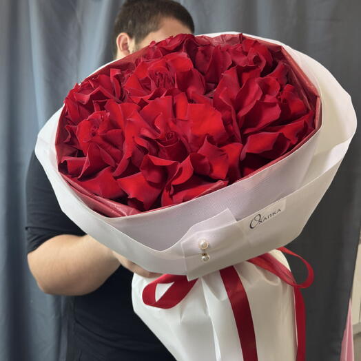 Яркий букет из премиальных красных французских роз