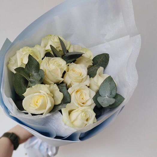 Эксклюзивный букет из 9 белых роз и 4 веток эвкалипта BABY BLUE