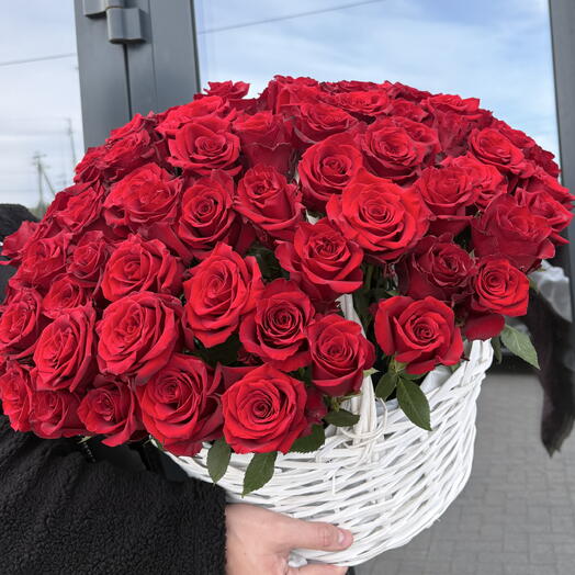 Розы в корзине