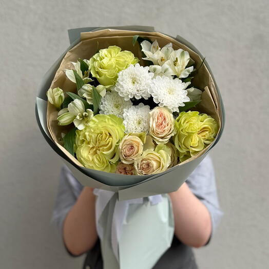 Букет с розами Экзотик Минт, кустовой хризантемой и альстромерией