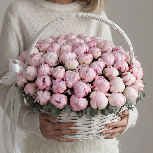 Корзина из 51 пиона Sarah Bernhardt💎