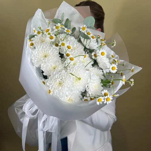 Букет белых хризантем с ромашкой