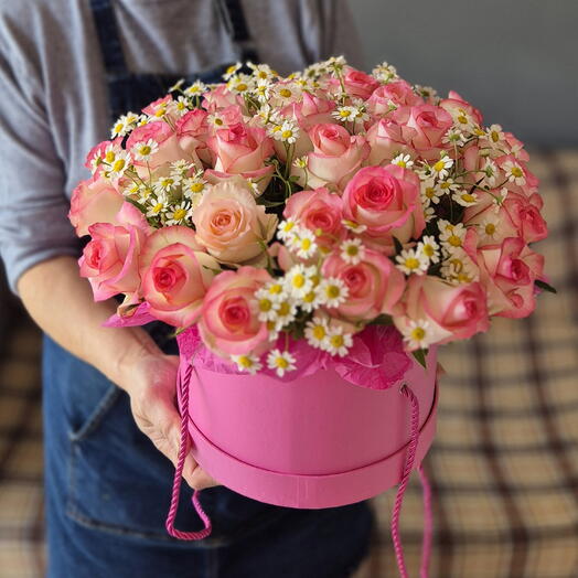 Розовые розы в розовой шляпной коробке 💝