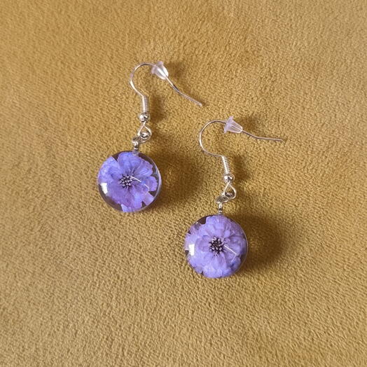 Серьги из эпоксидной смолы с фиолетовыми сухоцветами круглые