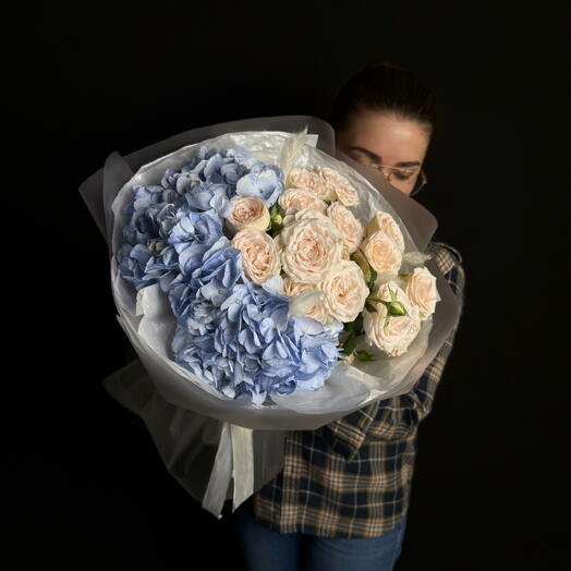 Пышный букет с гортензией и розой