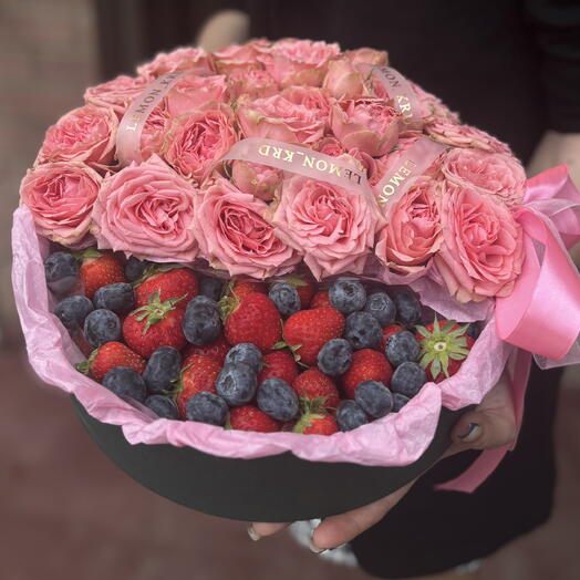 Розы с клубникой