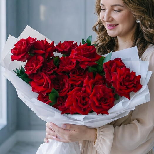 Букет из 25 красных французских роз и веточек сочного рускуса "Пастила XXL"
