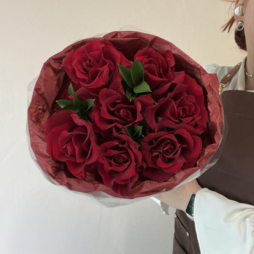 Монобукет вишневых французских роз «Твоё сердце у меня в руках» 🌹