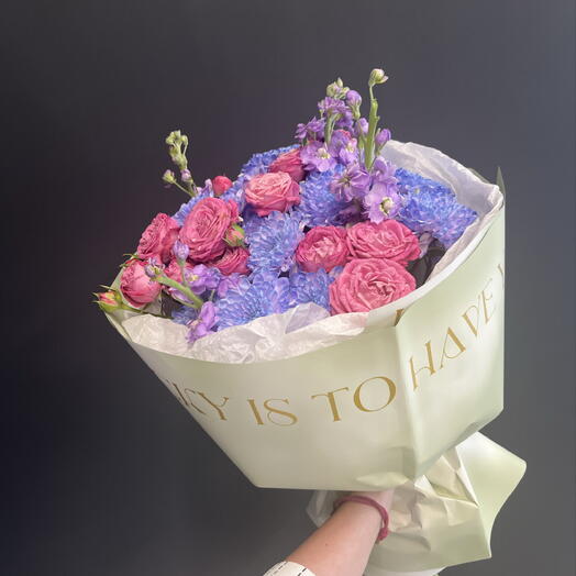 Букет из маттиолы и кустовых роз