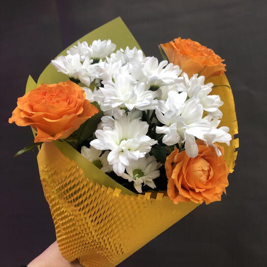 Розы с хризантемой Кеннеди в желтом крафте 😍