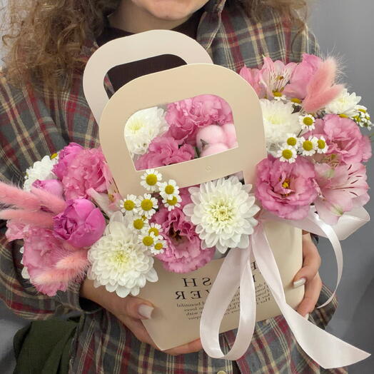 Композиция с пионовидной розой, эустомой и альстрамерией + сладкий подарок 🎁