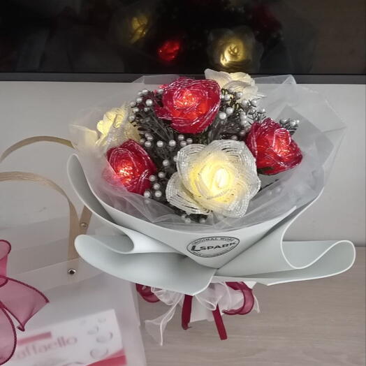Luxury Gift set 7 Roses lightning Bouqet with Rafaello