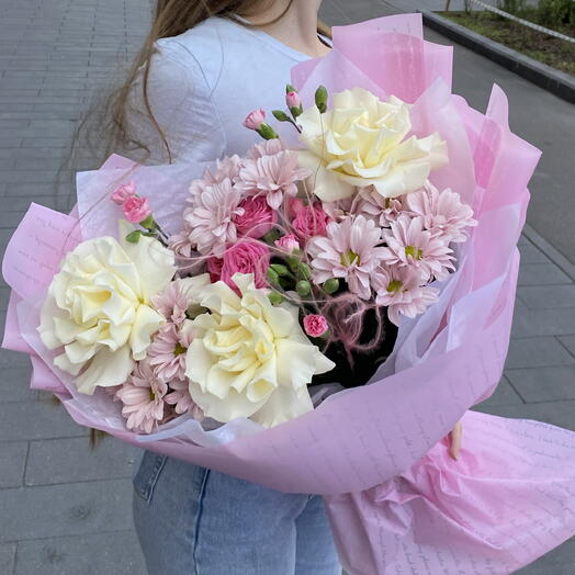 Букет из французской розы, хризантемы и кустового диантуса
