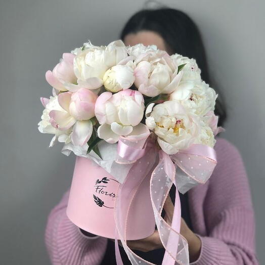 Букет из 21 пиона Gardenia ранние в шляпной коробке