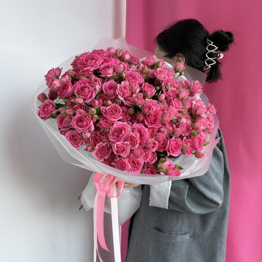 Охапка малиновых кустовых роз