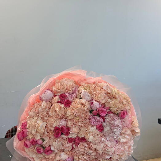 Авторский букет с пионами гортензией и кустовой розой