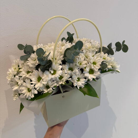 Композиция из ромашек и эвкалипта
