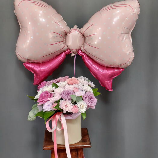 Шляпная коробка цветов украшенная розовым бантом🎀