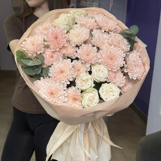 Букет хризантем карамельного оттенка и кустовых роз