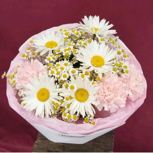 Букет с ромашками и диантусами
