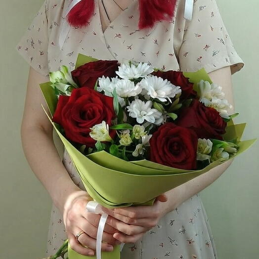 Ramo de rosas rojas, crisantemo arbusto y alstroemeria (11)