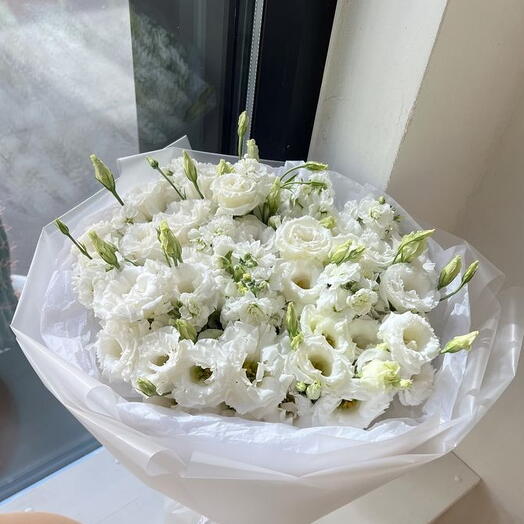 шикарный букет белой эустомы