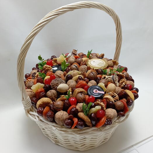 Корзина с орехами, сухофруктами и мёдом
