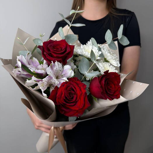 Bouquet of red roses and bush chrysanthemum with alstrameria 3