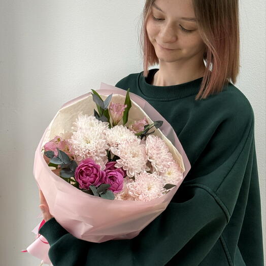 Розовый щербет S (букет с пионовидной розой, хризантемой и альстромерией)