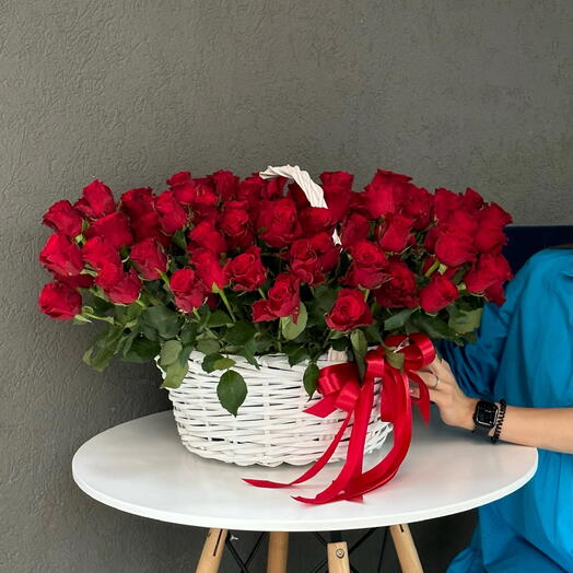 101 роза в корзине