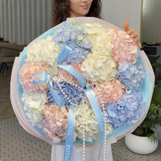 Bouquet of 15 hydrangeas with decoration.