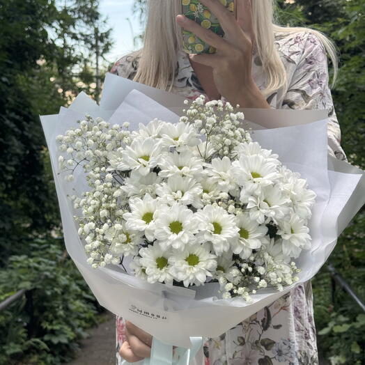 Букет из белоснежных хризантем гипсофила и подарочек