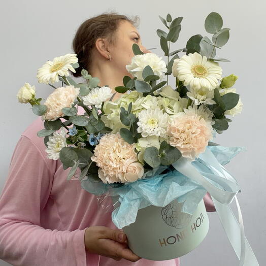 Композиция в шляпной коробке с гортензией