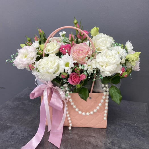 Корзинка с кустовой розой, эустомой и гипсофилой🌸