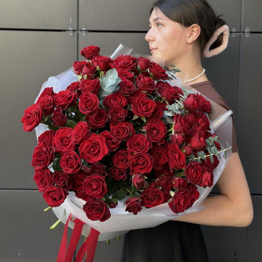 Шикарный большой букет кустовых роз для любимой / 25 кустовых красных роз / цветы в затоне с доставкой