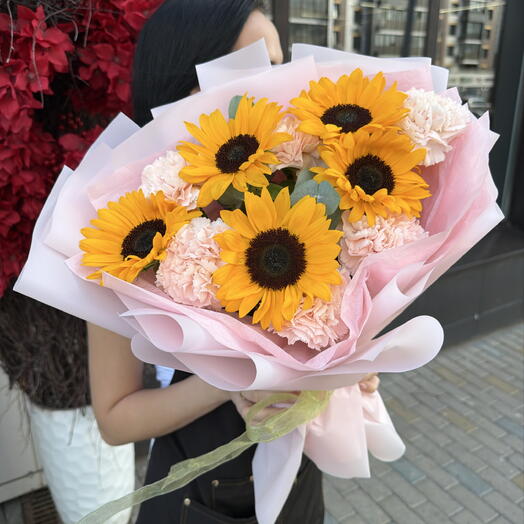 Букет с подсолнухами и диантусами 🌻