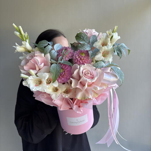 Композиция с гладиолусами и малиной