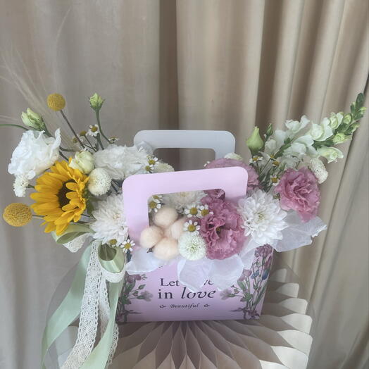 Сумочка с подсолнухом, хризантемой кустовой, львиным зевом и матрикарией 💝