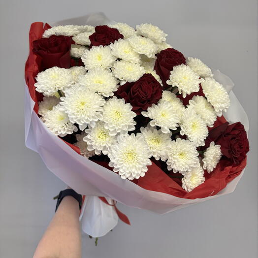 Букет из красных роз и хризантем