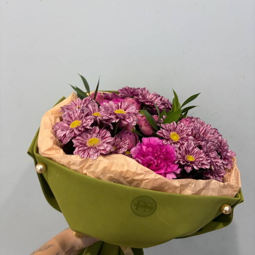 букет из хризантем, гвоздики и кустовой розы