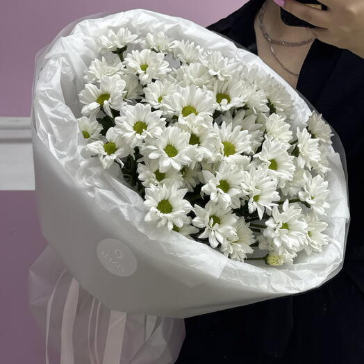 Букет ромашковых хризантем в матовой упаковке