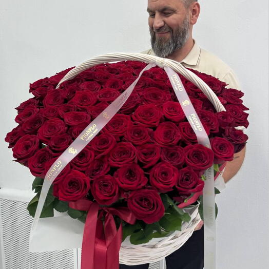 Корзина алых роз