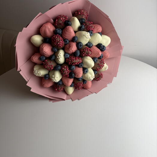 Ramo rojo de fresas cubiertas de chocolate