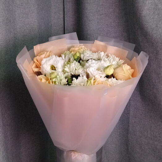 Букет из роз, хризантемы и эустомы🌸