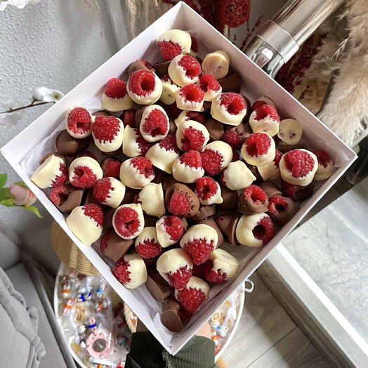Малина в молочном и белом шоколаде