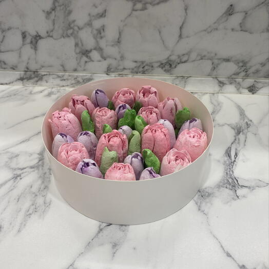 Яркий букет из зефирных Тюльпанов двух сортов в коробке, диаметром 20 см. Маме, Учителю, 1 сентября, День рождения