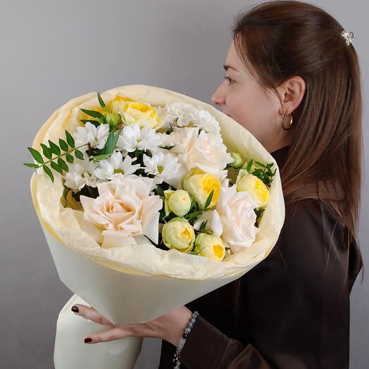 Авторский букет с французской розой, хризантемой и кустовой розой
